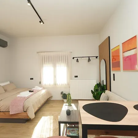 Stylish With Private Yard شقة Tríkala