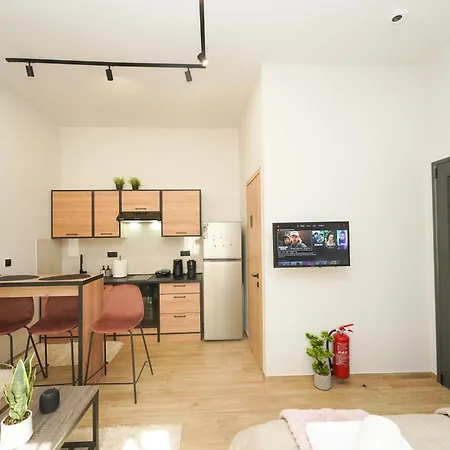 Stylish With Private Yard شقة Tríkala