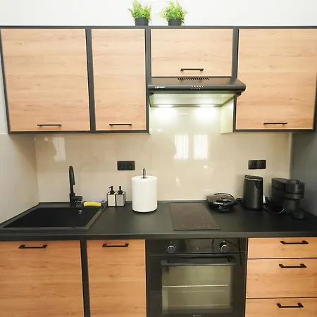 Stylish With Private Yard Διαμέρισμα