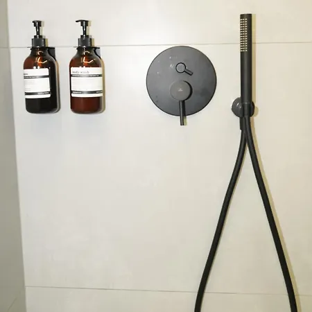 Stylish With Private Yard Διαμέρισμα