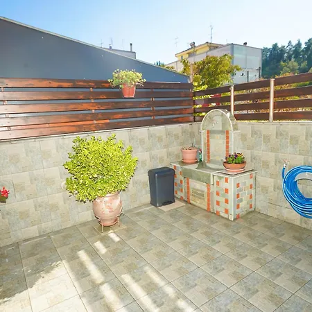 Stylish With Private Yard Διαμέρισμα