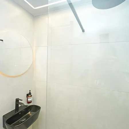 Stylish With Private Yard شقة